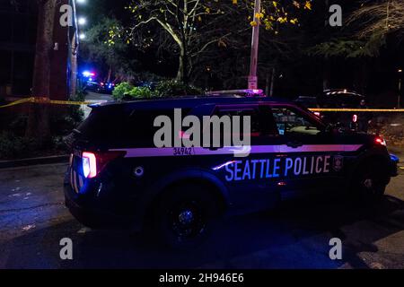 Seattle, USA. 3 Dez 2021. Die Polizei reagierte auf eine Schießerei in der Nähe des Kobe Terrace Park im Viertel Pioneer Square kurz nach 11:00pm Uhr. Eine Person wurde angeschossen und ins Harbour View Krankenhaus gebracht. Seattle hat seit dem Treffer von Covid-19 eine erhebliche Zunahme an Gewaltverbrechen einschließlich Erschießungen zu beklagen. Stadtführer kämpfen darum, Touristen und Arbeiter wieder in die Stadt zu holen, nachdem Unternehmen umgezogen sind, um eine dauerhafte Arbeit von zu Hause aus zu ermöglichen und viele Bewohner außerhalb der Stadt umgezogen sind. Quelle: James Anderson/Alamy Live News Stockfoto