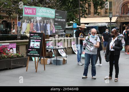 Sydney, Australien. 4th. Dezember 2021. In ganz New South Wales finden Kommunalwahlen statt. Abgebildet sind ‘Team Clover’ Anhänger von Lord Mayor Clover Moore, die vor dem Rathaus von Sydney in der George Street eine Kampagne führen. Kredit: Richard Milnes/Alamy Live Nachrichten Stockfoto