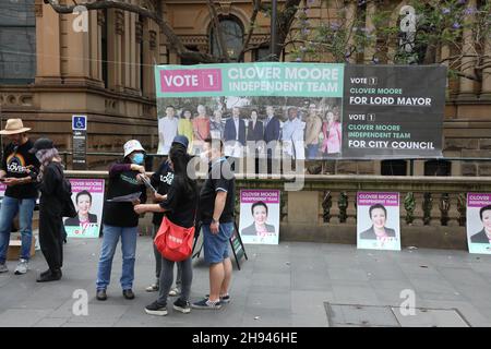 Sydney, Australien. 4th. Dezember 2021. In ganz New South Wales finden Kommunalwahlen statt. Abgebildet sind ‘Team Clover’ Anhänger von Lord Mayor Clover Moore, die vor dem Rathaus von Sydney in der George Street eine Kampagne führen. Kredit: Richard Milnes/Alamy Live Nachrichten Stockfoto