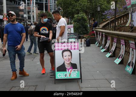 Sydney, Australien. 4th. Dezember 2021. In ganz New South Wales finden Kommunalwahlen statt. Abgebildet sind ‘Team Clover’ Anhänger von Lord Mayor Clover Moore, die vor dem Rathaus von Sydney in der George Street eine Kampagne führen. Kredit: Richard Milnes/Alamy Live Nachrichten Stockfoto