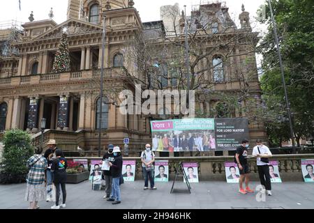 Sydney, Australien. 4th. Dezember 2021. In ganz New South Wales finden Kommunalwahlen statt. Abgebildet sind ‘Team Clover’ Anhänger von Lord Mayor Clover Moore, die vor dem Rathaus von Sydney in der George Street eine Kampagne führen. Kredit: Richard Milnes/Alamy Live Nachrichten Stockfoto