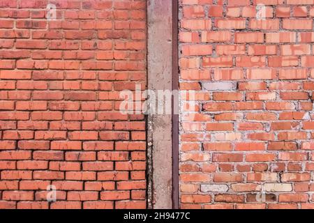 Beton Trennwand Grenze und Linie von zwei alten schmutzigen rötlich-braun abgenutzt verwitterten Ziegelwände Textur Hintergrund. Stockfoto