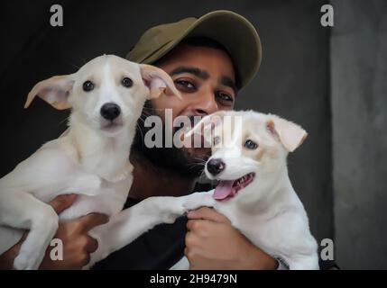 Ein Hund Liebhaber kleiner Junge mit 2 Hunden glücklich und lächelnd - selektive Fokus Bild Stockfoto