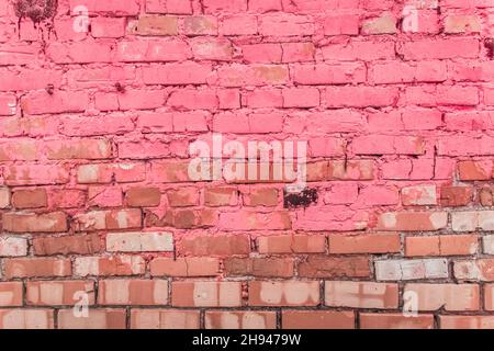 Alte schmutzige verwitterte Ziegelsteinmauer mit Spuren von rosa Farbe Textur Hintergrundfläche. Stockfoto