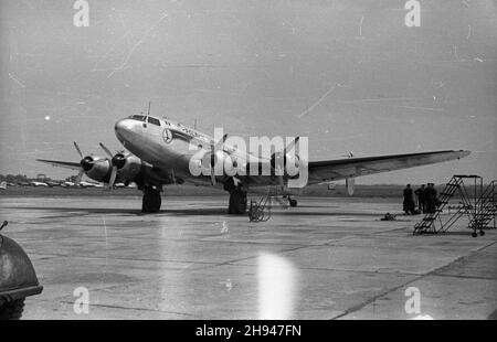 Warszawa, 1947-07. Lotnisko Okêcie. NZ. pasa¿erski, 35-osobowy Samolot francuski typu Languedoc. bk/gr PAP Dok³adny dzieñ wydarzenia nieustalony. Warschau, Juli 1947. Der Flughafen Okecie. Bild: Französisches Languedoc 35-Personen-Flugzeug. bk/gr PAP Stockfoto