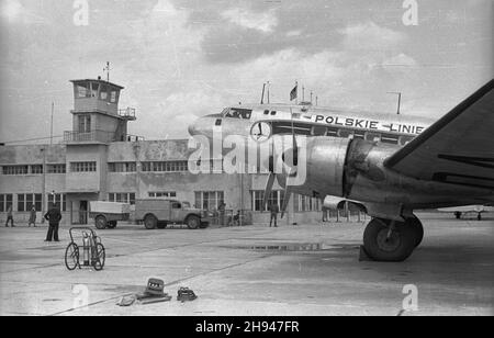 Warszawa, 1947-07. Lotnisko Okêcie. NZ. pasa¿erski, 35-osobowy Samolot francuski typu Languedoc. W tle wie¿a kontroli lotów. bk/gr PAP Dok³adny dzieñ wydarzenia nieustalony. Warschau, Juli 1947. Der Flughafen Okecie. Im Bild: Französisches Languedoc-35-Personen-Flugzeug. Im Hintergrund der Flugkontrollturm des Flughafens. bk/gr PAP Stockfoto
