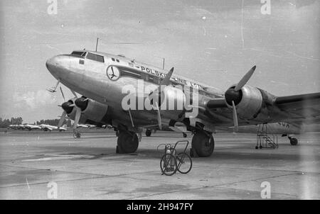 Warszawa, 1947-07. Lotnisko Okêcie. NZ. pasa¿erski, 35-osobowy Samolot francuski typu Languedoc. bk/gr PAP Dok³adny dzieñ wydarzenia nieustalony. Warschau, Juli 1947. Der Flughafen Okecie. Bild: Französisches Languedoc 35-Personen-Flugzeug. bk/gr PAP Stockfoto