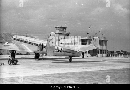 Warszawa, 1947-07. Lotnisko Okêcie. NZ. pasa¿erski, 35-osobowy Samolot francuski typu Languedoc. W tle wie¿a kontroli lotów. bk/gr PAP Dok³adny dzieñ wydarzenia nieustalony. Warschau, Juli 1947. Der Flughafen Okecie. Im Bild: Französisches Languedoc-35-Personen-Flugzeug. Im Hintergrund der Flugkontrollturm des Flughafens. bk/gr PAP Stockfoto