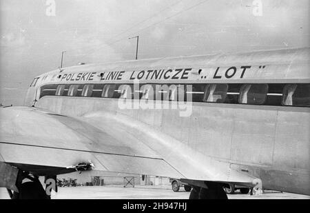 Warszawa, 1947-07. Lotnisko Okêcie. NZ. pasa¿erski, 35-osobowy Samolot francuski typu Languedoc. bk/gr PAP Dok³adny dzieñ wydarzenia nieustalony. Warschau, Juli 1947. Der Flughafen Okecie. Bild: Französisches Languedoc 35-Personen-Flugzeug. bk/gr PAP Stockfoto