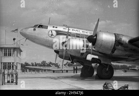 Warszawa, 1947-07. Lotnisko Okêcie. NZ. pasa¿erski, 35-osobowy Samolot francuski typu Languedoc. bk/gr PAP Dok³adny dzieñ wydarzenia nieustalony. Warschau, Juli 1947. Der Flughafen Okecie. Bild: Französisches Languedoc 35-Personen-Flugzeug. bk/gr PAP Stockfoto
