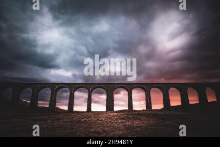 Ribblehead Viadukt bei Sonnenuntergang, Yorkshire Dales National Park Stockfoto