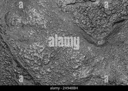 Altes Roofing Filz Material auf dem Dach Abdeckung Bitumen Oberfläche Textur Hintergrund. Stockfoto