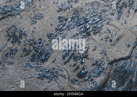 Altes Roofing Filz Material auf dem Dach Abdeckung Bitumen Oberfläche Textur Hintergrund. Stockfoto