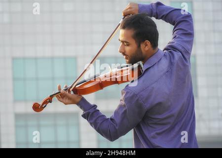 Geigenspieler Bilder Musik und musikalische Ton Konzept. Bilder des Mannes Musiker Stockfoto