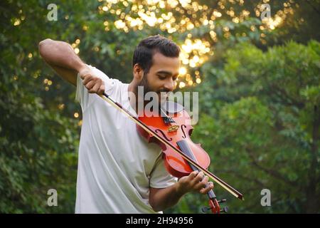 Geigenspieler Bild, Musiker spielen Violine. Am Morgen Musik und musikalische Ton Konzept. Stockfoto