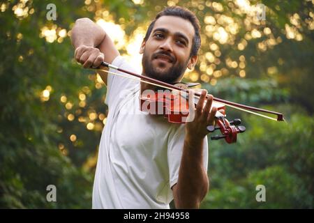 Geigenspieler Bild, Musiker spielen Violine. Am Morgen Musik und musikalische Ton Konzept. Stockfoto