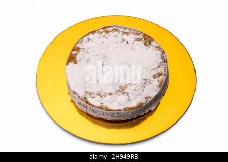 Panforte von Siena, traditioneller Weihnachtskuchen mit Mandeln, Orangenschalen und Gewürzen aus der toskana, italien. Auf goldener Schale, isoliert auf weiß Stockfoto