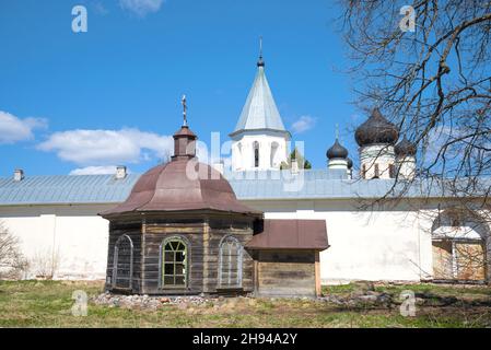 Alte Holzkapelle an den Wänden des Zelenetsky Kloster der Heiligen Dreifaltigkeit an einem sonnigen Apriltag. Leningrad, Russland Stockfoto