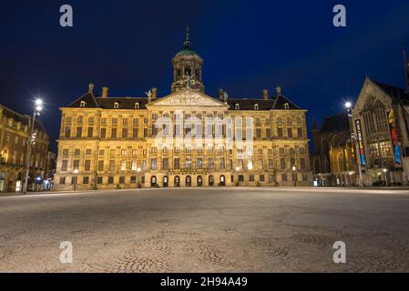 AMSTERDAM, NIEDERLANDE - 30. SEPTEMBER 2017: Blick auf das Gebäude des Königspalastes in der Nacht zum. September Stockfoto