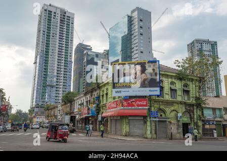 COLOMBO, SRI LANKA - 22. FEBRUAR 2020: Neue Gebäude in der Altstadt Stockfoto