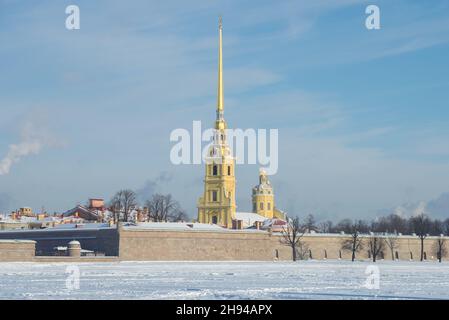Blick auf die Peter-und-Paul-Kathedrale an einem sonnigen Februartag. Winter Sankt Petersburg, Russland Stockfoto