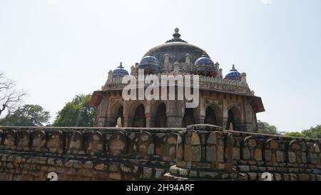 Das Grab von Isa Khan das Grab, das für seinen versunkenen Garten bekannt ist, wurde für einen Adligen im Grabkomplex von Humayun gebaut. Stockfoto