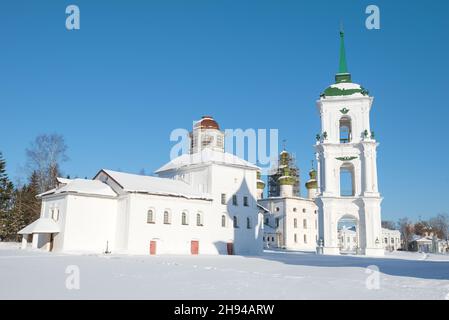 Tempel des Cathedral Square an einem sonnigen Februartag. Kargopol, Russland Stockfoto