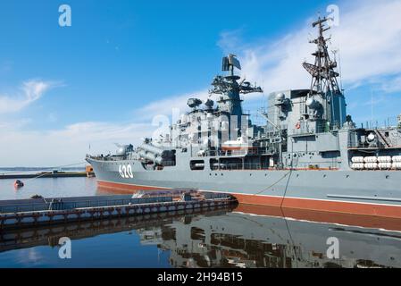 KRONSTADT, RUSSLAND - 11. AUGUST 2021: Zerstörer 'Restless' im Patriot Park an einem sonnigen Sommertag Stockfoto