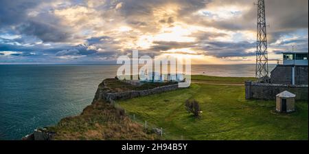 SONNENAUFGANG über DEM BERRY HEAD LEUCHTTURM, Brixham, Torbay, Devon, England Stockfoto