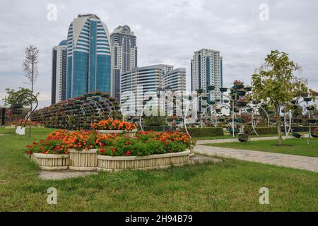 GROZNY, RUSSLAND - 29. SEPTEMBER 2021: Wolkiger September im „Blumenpark“ Stockfoto