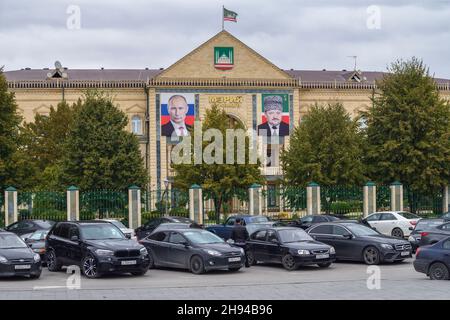 GROZNY, RUSSLAND - 30. SEPTEMBER 2021: Rathaus an einem bewölkten Septembertag Stockfoto