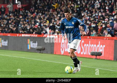 Granada, Spanien. 03rd Dez 2021. Javi Lopez von Deportivo Alaves in Aktion während des Liga-Spiels zwischen Granada CF und Deportivo Alaves im Nuevo Los Carmenes Stadion am 3. Dezember 2021 in Granada, Spanien. (Foto: José M Baldomero/Pacific Press) Quelle: Pacific Press Media Production Corp./Alamy Live News Stockfoto