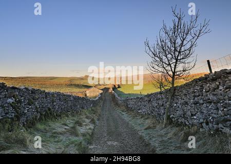 Der Blick auf Smearsett Scar von der Goat Scar Lane über dem Dorf Stainforth in Ribblesdale, Yorkshire Dales National Park, Großbritannien. Stockfoto