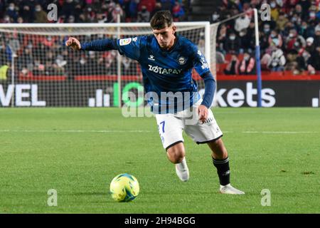 Granada, Spanien. 03rd Dez 2021. Javi Lopez von Deportivo Alaves in Aktion während des Liga-Spiels zwischen Granada CF und Deportivo Alaves im Nuevo Los Carmenes Stadion am 3. Dezember 2021 in Granada, Spanien. (Foto: José M Baldomero/Pacific Press) Quelle: Pacific Press Media Production Corp./Alamy Live News Stockfoto