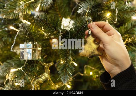 Winterurlaub und Menschen Konzept. Bokeh Girlanden und Dekor Urlaub. Stockfoto