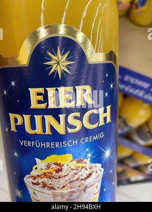 Viersen, Deutschland - Dezember 1. 2021: Nahaufnahme der Flasche gerstacker eierpunsch im Regal des deutschen Supermarkts Stockfoto