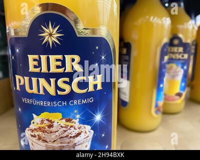 Viersen, Deutschland - Dezember 1. 2021: Nahaufnahme der Flasche gerstacker eierpunsch im Regal des deutschen Supermarkts Stockfoto