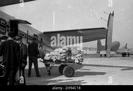 Warszawa, 1947-07. Za³adunek poczty do samolotu pasa¿erskiego typu Lanquedoc na lotnisku Okêcie. wb/gr PAP Dok³adny dzieñ wydarzenia nieustalony. Warschau, Juli 1947. Postverladung zum Lanquedoc-Passagierflugzeug auf dem Flughafen Okecie. wb/gr PAP Stockfoto