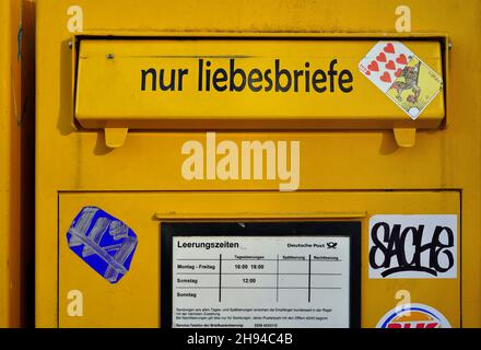 Öffentlicher gelber Briefkasten aus Stahlblech in Deutschland mit der Aufschrift „nur Liebesbriefe“. Stockfoto