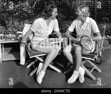 CAROLE LOMBARD und National Women's Singles Tennis Champion ALICE MARBLE auf dem Tennisplatz bei Miss Lombard's Bel-Air Estate in 1936 Werbung für Paramount Picters Stockfoto