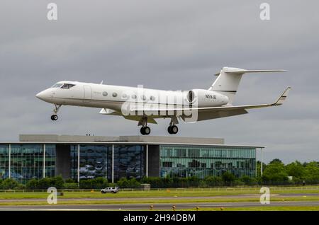 Gulfstream Aerospace G-V Gulfstream V Registrierung N59JE Landung auf dem Flughafen Farnborough, Hampshire, Großbritannien. Corporate Jet Flugzeug von Jordache Enterprises Stockfoto