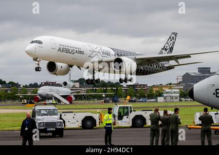 Airbus A350 XWB-Testflugzeuge in Kohlefaser-Farbgebung landen auf der Farnborough International Airshow für Demonstrationsflüge. Ebenen Stockfoto
