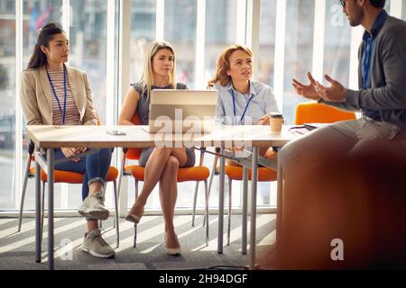 Der junge Business Board macht während eines Bewerbungsgesprächs in entspannter Atmosphäre eine Pause. Unternehmen, Mitarbeiter, Unternehmen Stockfoto