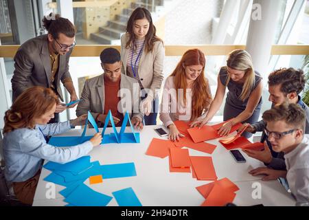 Gruppe multiethnischer Kollegen, die Spaß im Büro haben; Konzept zur Teambildung Stockfoto