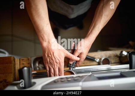 Ein Blick aus der Vogelperspektive auf die Hände des Barkeepers, der einen aromatischen und duftenden Espresso zubereitet. Kaffee, Getränke, Bar Stockfoto