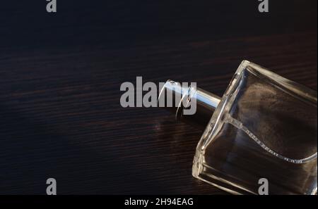 Herrenparfüm auf Holzgrund in der Sonne. Parfümflasche Stockfoto