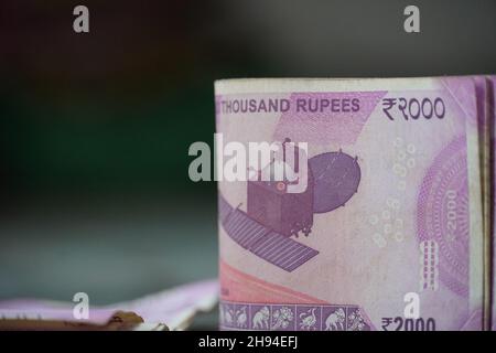 Indisches Geld und Banknoten, 2000 Rupien Stockfoto