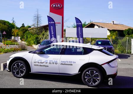 Bordeaux , Aquitaine Frankreich - 10 20 2021 : KIA EV6 Elektro EV Fahrzeug Auto für Kunden versuchen mit französisch Händler Aufkleber an der Tür Stockfoto