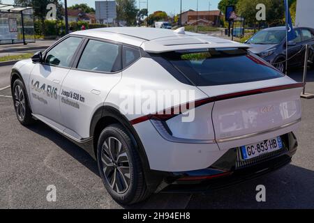 Bordeaux , Aquitaine Frankreich - 10 20 2021 : KIA EV6 Elektro-Logo Marke und Text Zeichen EV 6 Aufkleber an Tür Auto weiß neue EV Elektrofahrzeug in der Straße Stockfoto