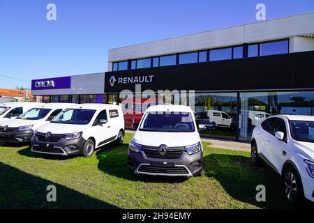 Bordeaux , Aquitaine Frankreich - 10 20 2021 : Renault und dacia Parkwagen des Händlerbetriebs in frankreich Stockfoto